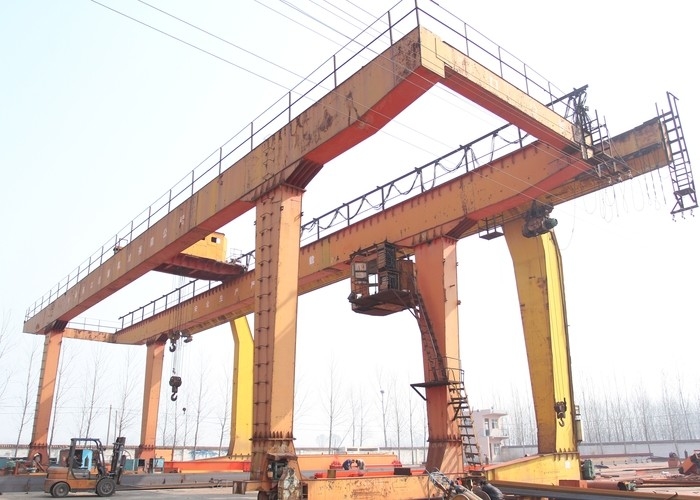 মোবাইল ট্রলি সহ কাস্টমাইজড ডাবল গার্ডার গলিয়াথ ক্রেন 20 30 60 টন গ্যান্ট্রি ক্রেন